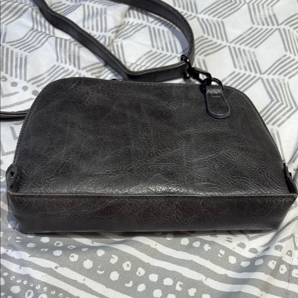 Sleek Black Leather Crossbody Bag with Adjustable Strap - Picture 3 of 7